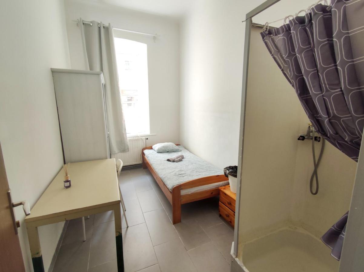 Room With Privat Shower In 3 Rooms Apartment Vienna Esterno foto