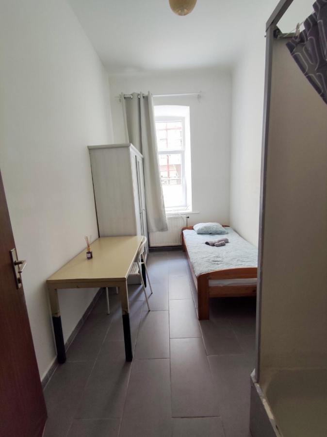 Room With Privat Shower In 3 Rooms Apartment Vienna Esterno foto