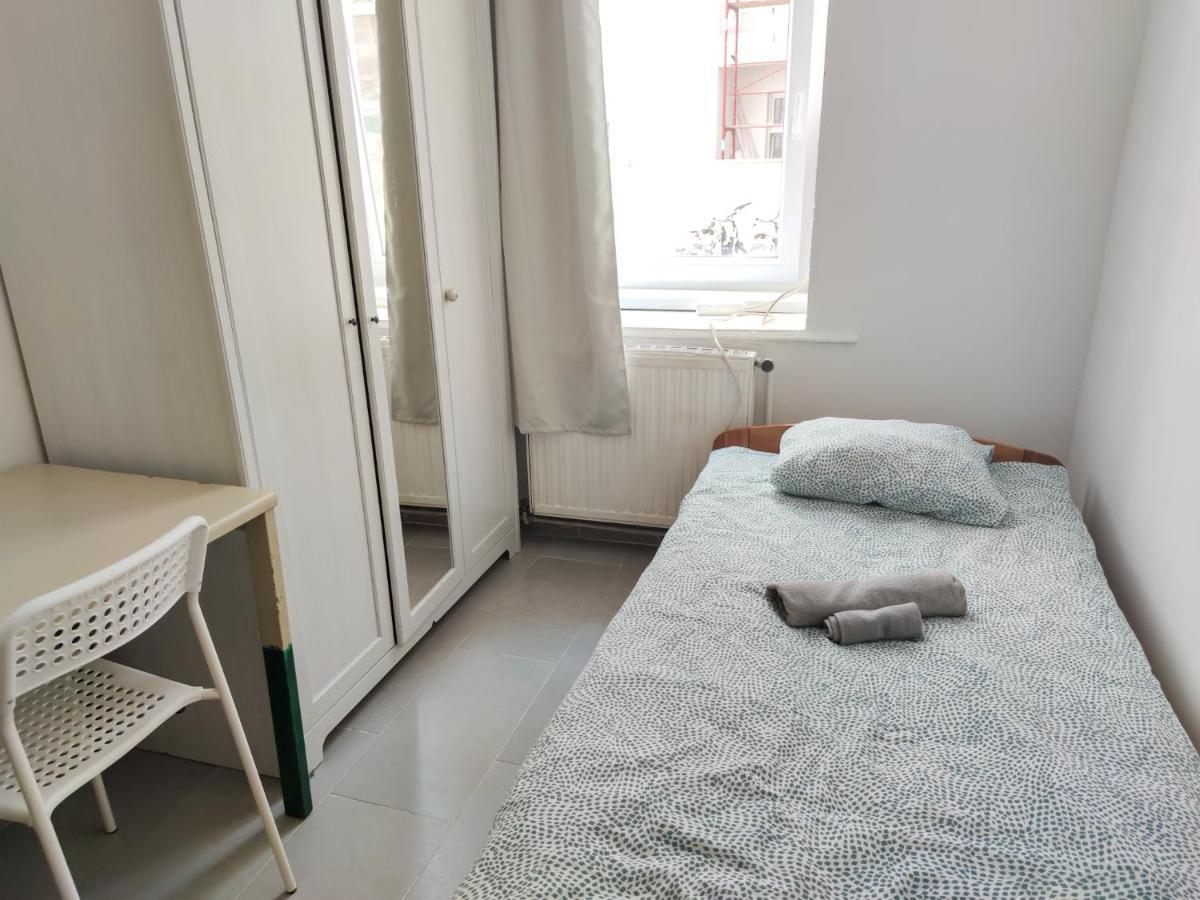 Room With Privat Shower In 3 Rooms Apartment Vienna Esterno foto