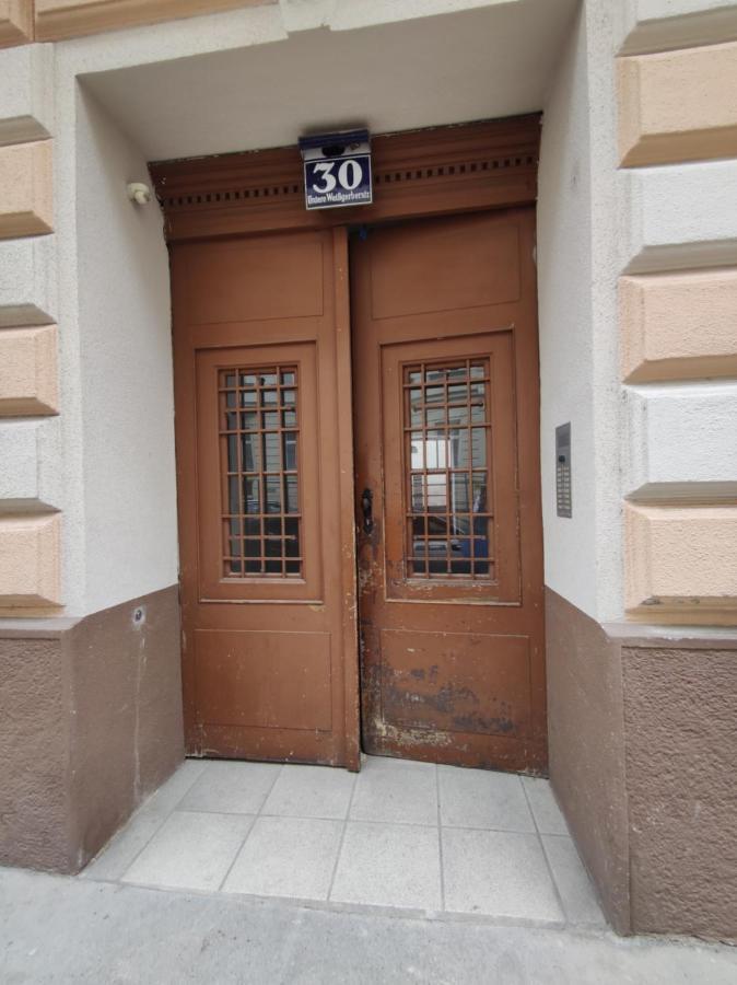Room With Privat Shower In 3 Rooms Apartment Vienna Esterno foto