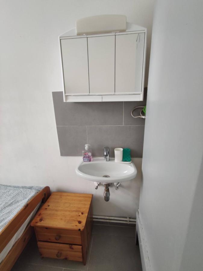 Room With Privat Shower In 3 Rooms Apartment Vienna Esterno foto