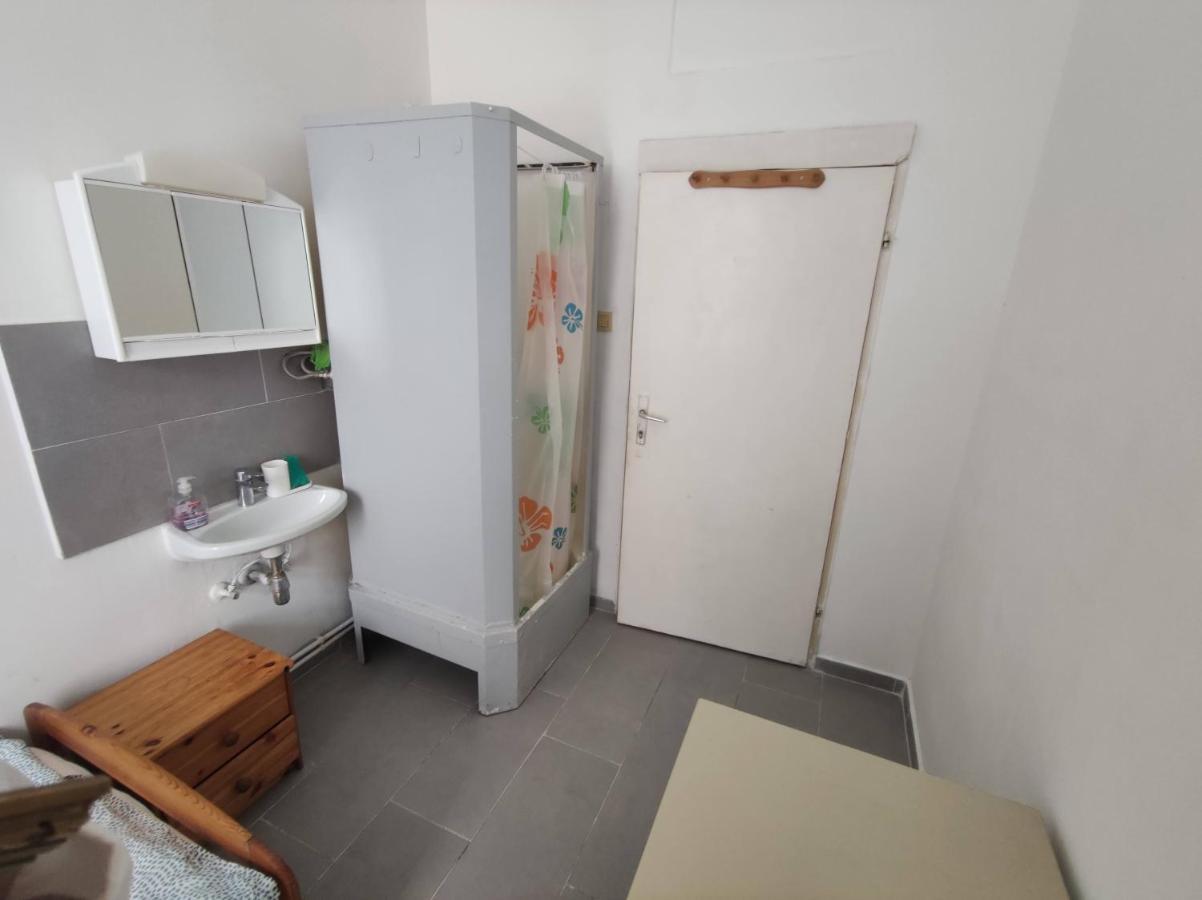 Room With Privat Shower In 3 Rooms Apartment Vienna Esterno foto