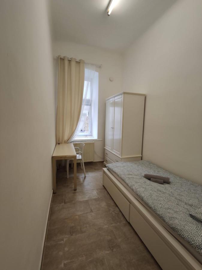 Room With Privat Shower In 3 Rooms Apartment Vienna Esterno foto