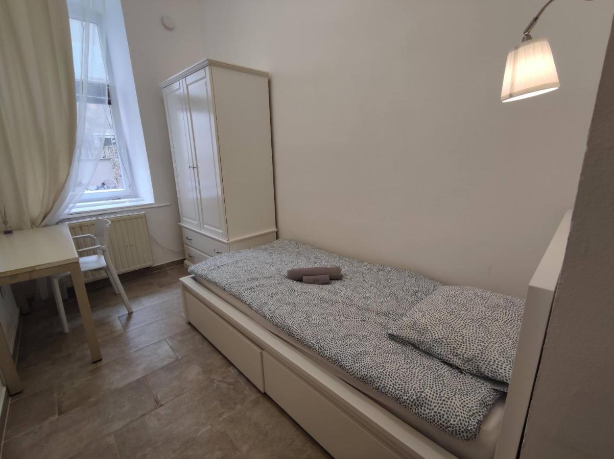 Room With Privat Shower In 3 Rooms Apartment Vienna Esterno foto